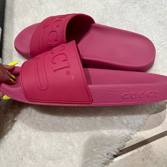 Gucci Logo Rubber Slides in Pink. Size 37 - Picture 3 of 6